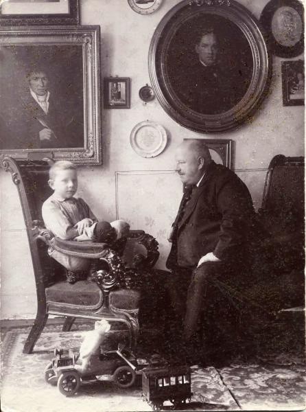 Фотограф Алексей Мазурин с сыном, 1911 - 1912. Выставка «Дореволюционная Россия: дети и их игрушки» с этой фотографией.&nbsp;