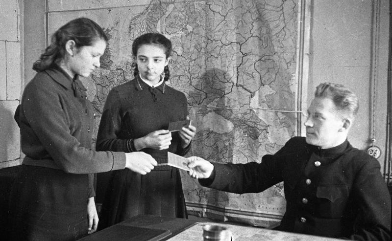 Вручение комсомольских билетов, 1947 год, г. Москва