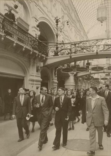 Участники встречи на Эльбе. В торговых залах ГУМа, 9 - 18 мая 1955, г. Москва