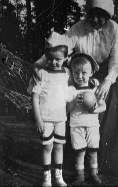 Женщина и два мальчика, 1920-е. Из архива семьи Раутенштейнов.