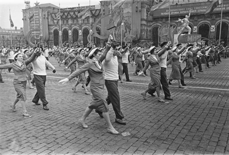 Парад физкультурников на Красной площади. 40 лет советкой власти, 7 ноября 1957, г. Москва. Выставка «Главный день в жизни мертвого государства» с этой фотографией.