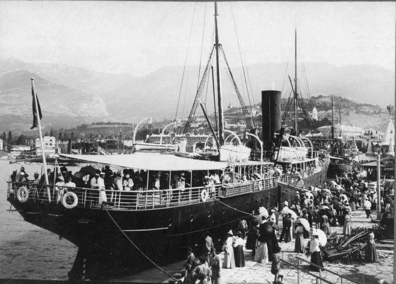 Пристань, 1900-е, Таврическая губ., Крым, г. Ялта. Выставка «Дореволюционное пароходство» с этой фотографией.