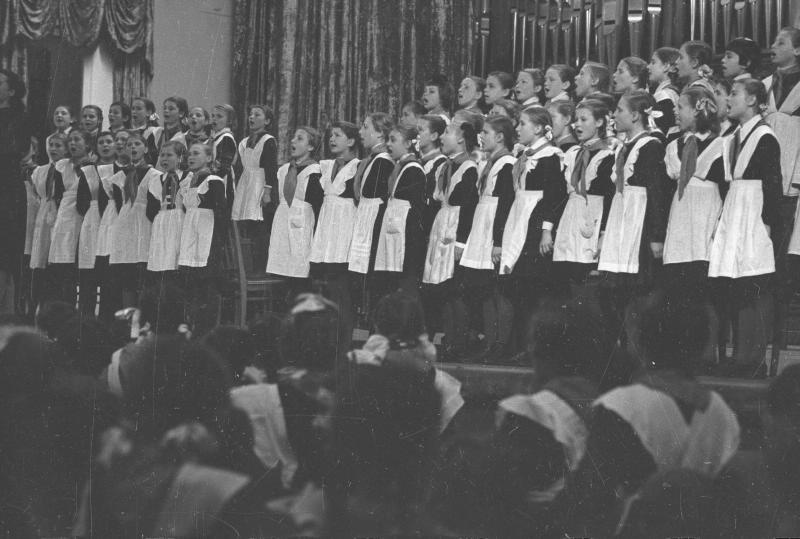 Выступление хора девочек в Большом зале Московской консерватории, 1941 год, г. Москва