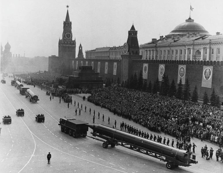 Военный парад 7 ноября, 1960-е, г. Москва. Выставки «7 Ноября. Демонстрации, митинги, парады» и&nbsp;&nbsp;«Кто с мечом к нам придет…» с этой фотографией.