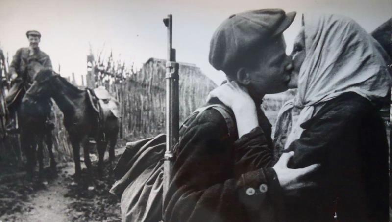 Проводы сына в партизанский отряд, 1941 - 1945. Выставки&nbsp;«Самые нежные, страстные и искренние поцелуи»,&nbsp;«Партизаны»,&nbsp;«Проводы» и «Сыновья» с этой фотографией.