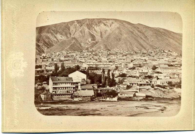 Город у подножия горы, 1890-е, г. Тифлис