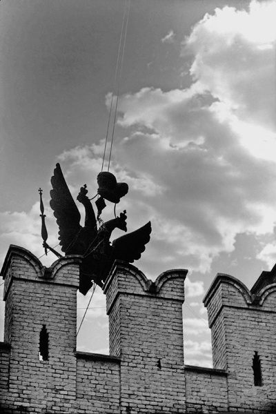 «Закат Двуглавого», 24 - 27 октября 1935, г. Москва. Спуск двуглавого орла с Никольской башни Кремля.Выставка «10 лучших фотографий Марка Маркова-Гринберга» с этой фотографией.