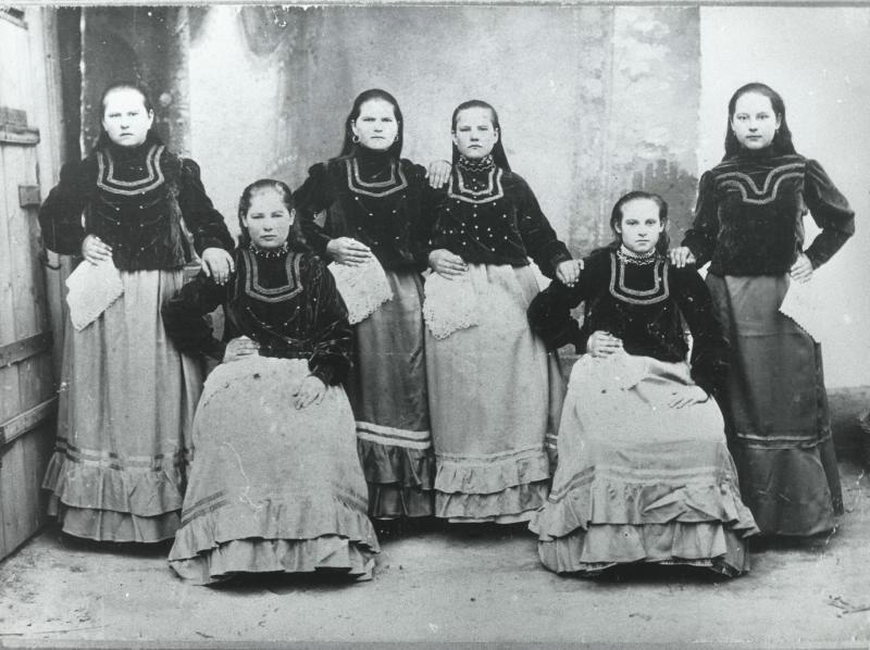 Казачки, 1900-е, Кубанская обл., г. Екатеринодар. Выставка «Казаки» с этой фотографией.