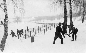 Духовщинский полк. Игра в снежки, 1916 год. 267-й пехотный Духовщинский полк был составлен по мобилизации 18 июля 1914 года. Дислоцировался в Новгородской губернии, в Грузино. Осенью 1914 года полк был включен в состав Петроградского военного округа. До октября 1914 года дислоцировался в Охте, затем был направлен на Северо-Западный фронт.Выставки&nbsp;«Зимние забавы. Лучшие фотографии»&nbsp;и «Дореволюционная Россия: досуг, игры, спорт и зрелища» с этой фотографией.