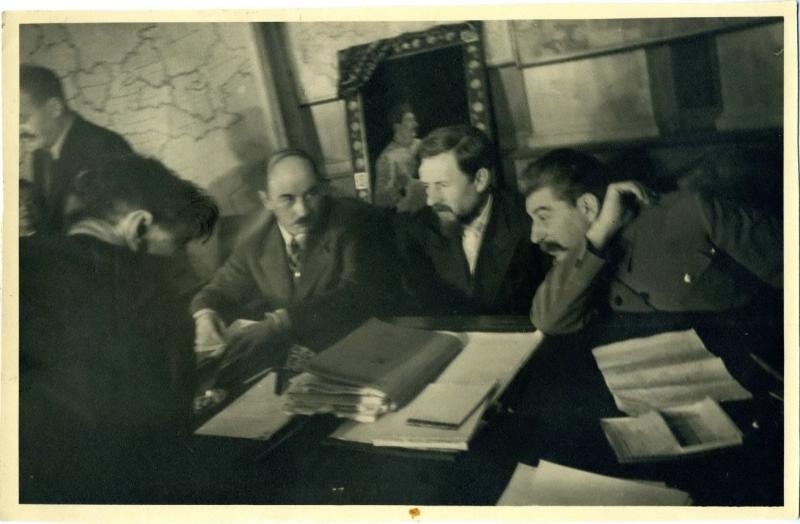 Беседа за рабочим столом, 1930-е