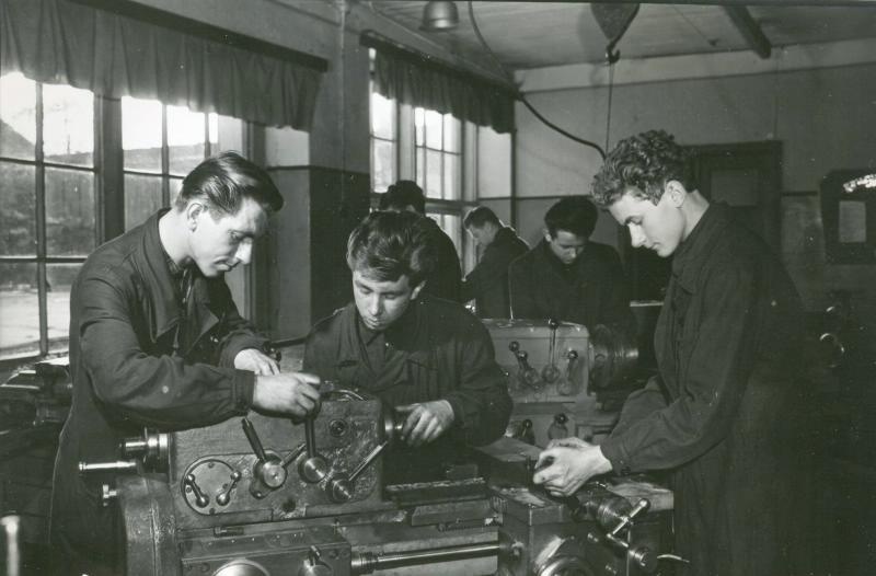 В учебном цеху у станка, 1960 - 1965