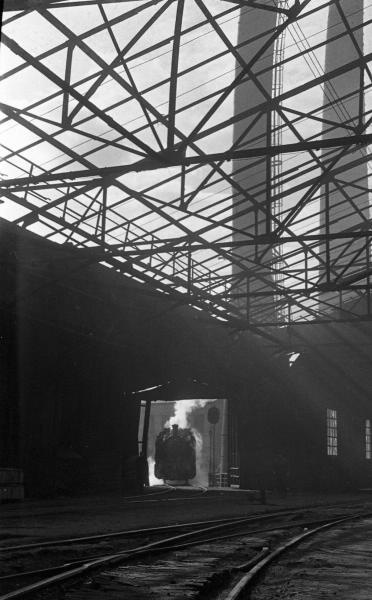 Паровоз в цехе, 1937 год, г. Магнитогорск
