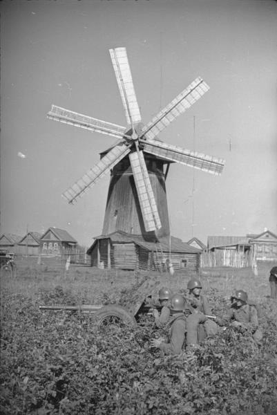 Артиллерийский расчет, 22 июня 1941 - 31 августа 1942. Выставка «Ветряные мельницы» с этой фотографией.&nbsp;