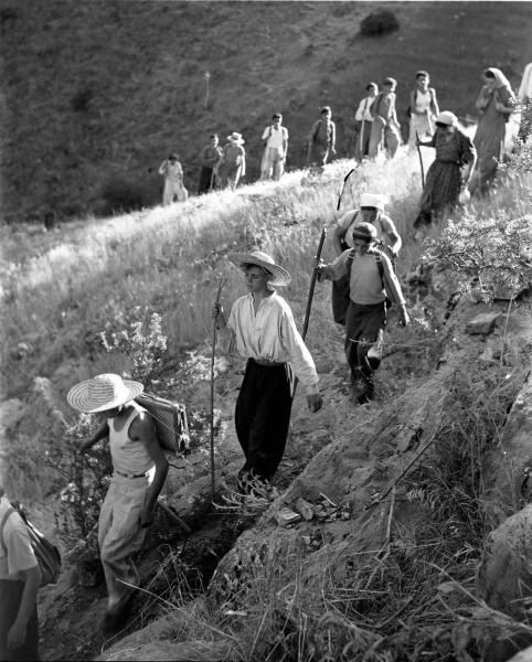 Туристы в походе, 1950-е. Выставка «За мечтами и за запахом тайги...» с этой фотографией. 