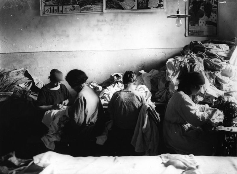 Работницы за пошивкой белья для армии на фабрике Прохоровской Трехгорной Мануфактуры, 1914 - 1918, г. Москва