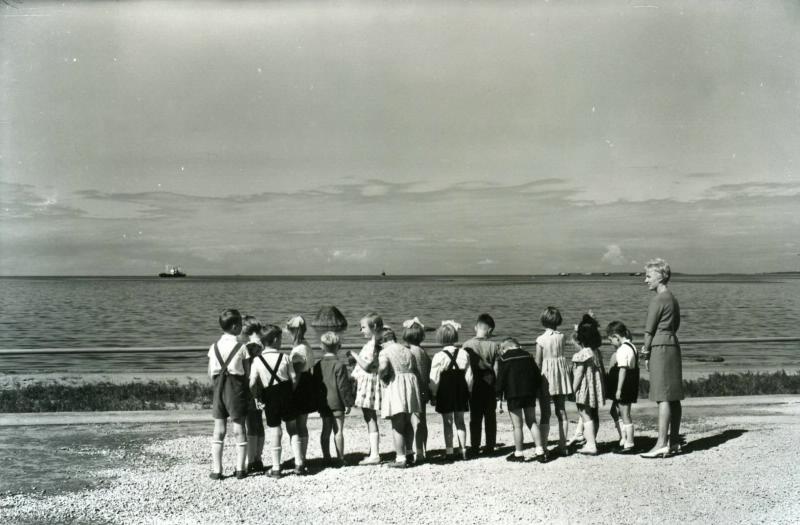 Дети на экскурсии на морском берегу, 1960 - 1965, Эстонская ССР, г. Таллин. Выставка «Балтика-9.3» с этой фотографией.&nbsp;