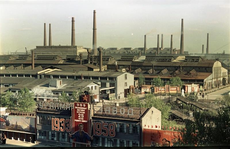Уральский завод тяжелого машиностроения, 1958 год, г. Свердловск. «Уралмашзавод» – машиностроительное предприятие в городе Екатеринбург (ранее Свердловск). Уральский завод тяжелого машиностроения (УЗТМ) начал работу 15 июля 1933 года. Завод специализировался на выпуске экскаваторов, дробилок, доменного и сталеплавильного оборудования, блюмингов, прокатных станов, гидравлических прессов и др.