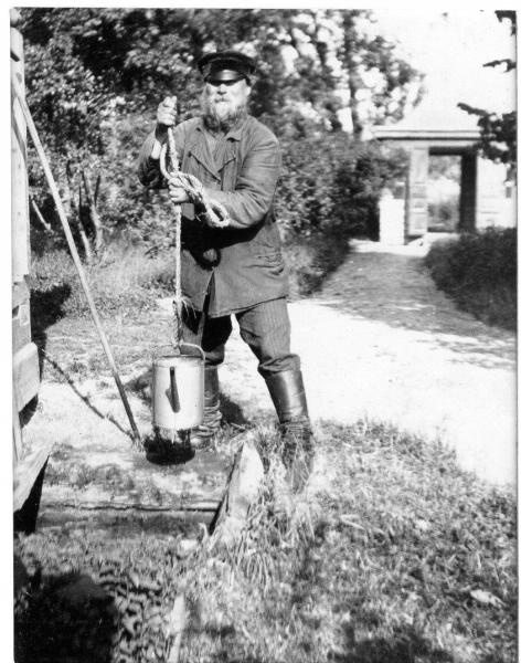 Мужчина держит лейку на веревке, 1910-е