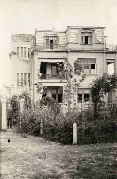Вид каменного трехэтажного дома в стиле модерн, 1910-е