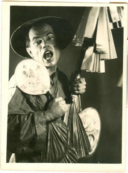 Владимир Маслацов в роли продавца вееров. Спектакль «Рычи, Китай», 1926 - 1929