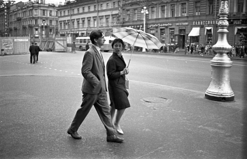 Под зонтиком в белую ночь, 1960-е, г. Ленинград. Прохожие на Невском проспекте.