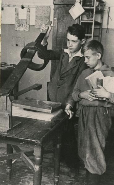 В мастерской, 1943 год. Выставка «В школу!» с этой фотографией.