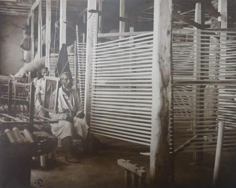 Перемотка основы на шелкоткацкой фабрике, 1931 год, Таджикская ССР, г. Ходжент. Ныне город&nbsp;Худжанд (Таджикистан).&nbsp;