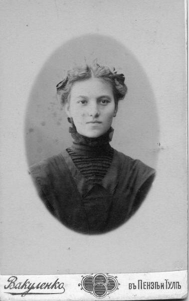 Портрет гимназистки, 1900-е, г. Пенза. Альбуминовая печать.Выставка «Гимназистки. Из воспоминаний Веры Федоровны Пановой» с этой фотографией.&nbsp;