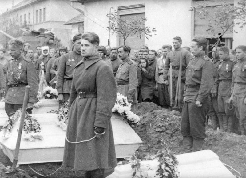 Похороны танкистов 27-й гвардейской танковой бригады, апрель 1945