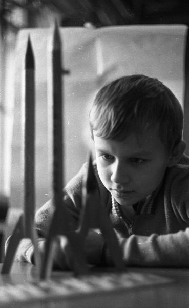 Мальчик с моделями космических ракет, 1970-е. Выставка «Мальчик в клубе склеил модель» с этой фотографией.&nbsp;