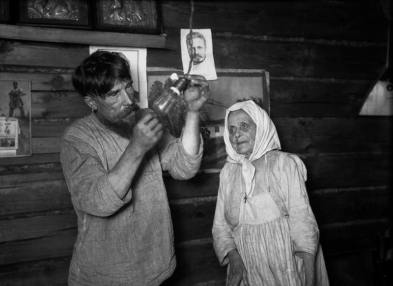 «Лампочка Ильича», 1925 год, Московская губ., дер. Ботино. Выставка «Великий перелом» и видеовыставка «Аркадий Шайхет» с этой фотографией.
