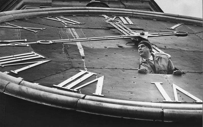 Хранитель кремлевских курантов, 1990 год, г. Москва. Выставки&nbsp;«Александр Абаза. 15 лучших фотографий»,&nbsp;«Главные часы государства» с этой фотографией.