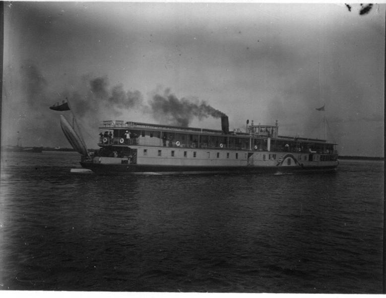 Пассажирский пароход идет по реке, 1900 - 1910