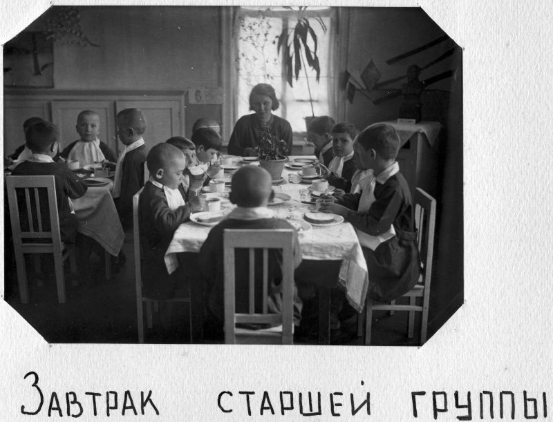 Завтрак старшей группы, 1936 год, Ярославская обл., г. Ростов. Выставка «Повседневная жизнь обыкновенного детского сада в 1936 году» с этой фотографией.