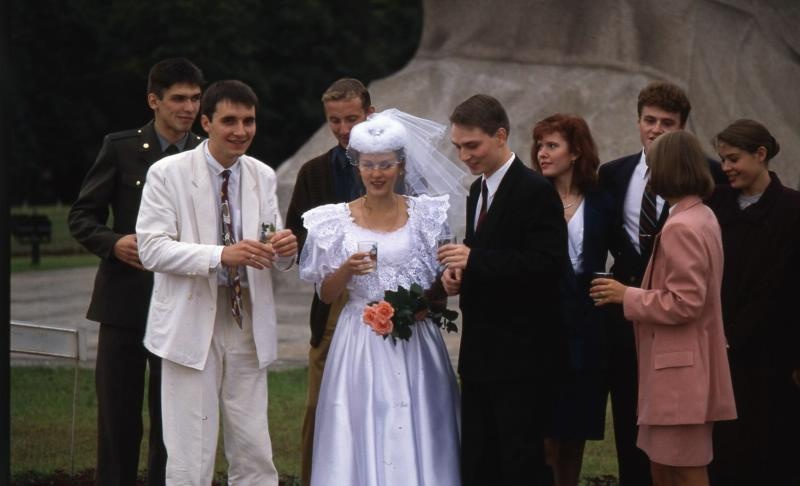 Невеста и жених с друзьями, 1995 год, г. Санкт-Петербург
