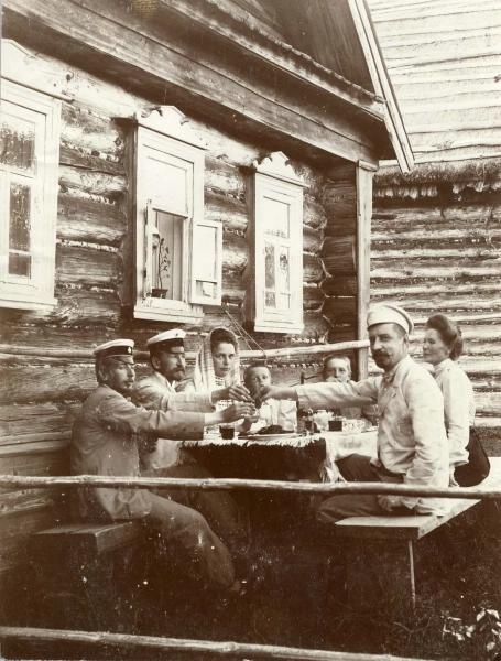 Обед во дворе дома, 1910-е