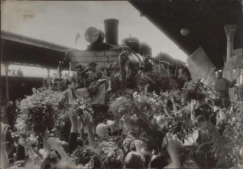 Встреча на Белорусском вокзале, 21 июня 1945, г. Москва. Видео «Георгий Петрусов» с этой фотографией.