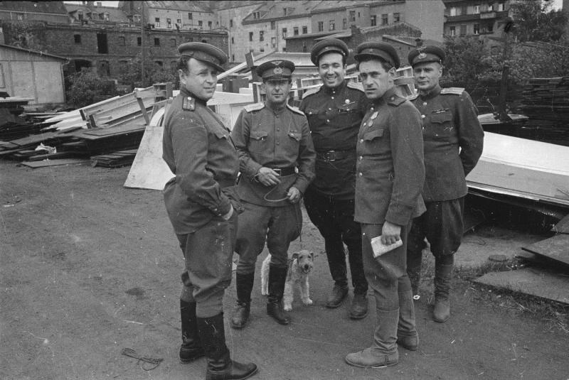 Советские офицеры на улице в Берлине, 1945 год, Германия, г. Берлин. В центре – военный фотокорреспондент Самарий Гурарий, слева от него, предположительно, – военный фотокорреспондент Марк Редькин.