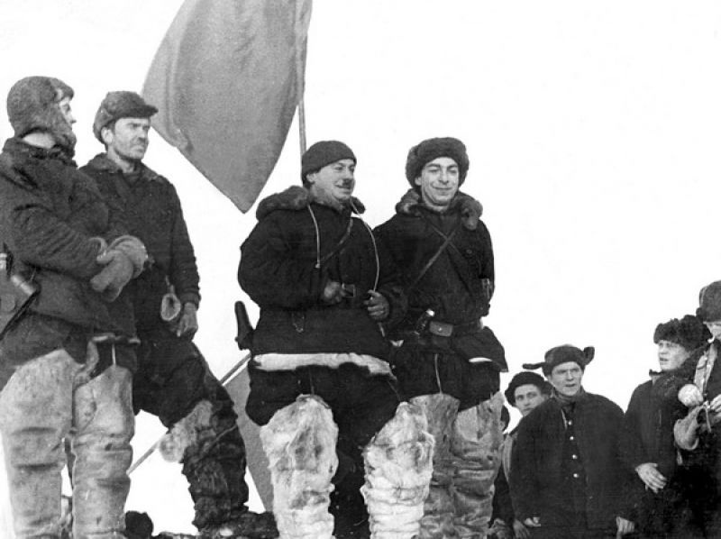 Зимовщики во время встречи с участниками экспедиции на л/п по эвакуации станции «Северный Полюс-1». Гренландское море, 19 февраля 1938