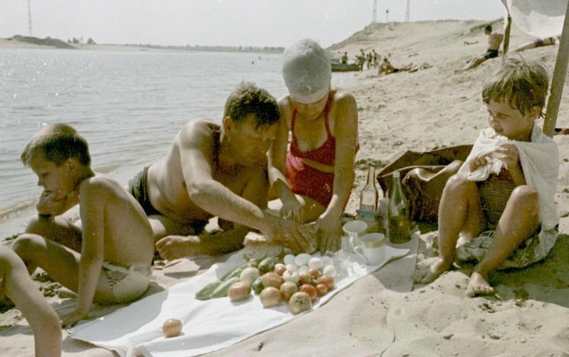 Семья на пляже, 1967 год, Волгоградская обл., г. Волжский. Выставка «А где же яйца?» с этой фотографией.&nbsp;