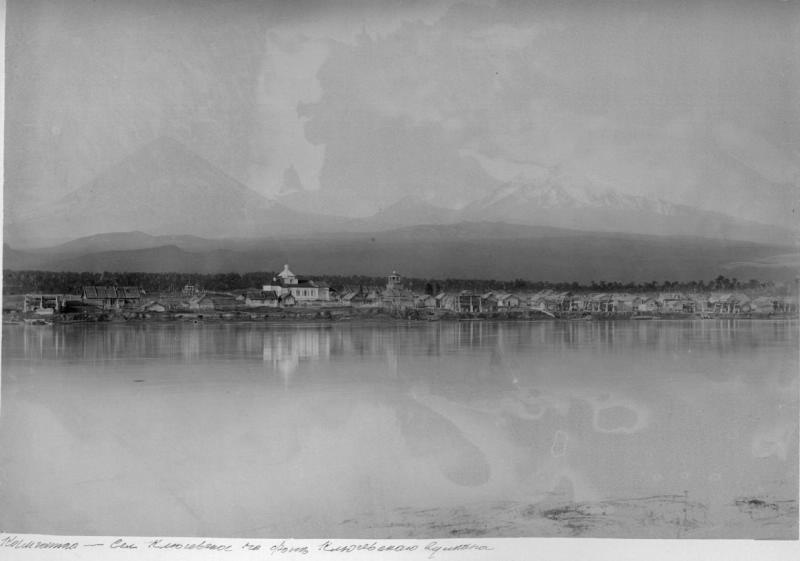 Село Ключевское на фоне Ключевского вулкана, 1890-е, п-ов Камчатка, с. Ключевское