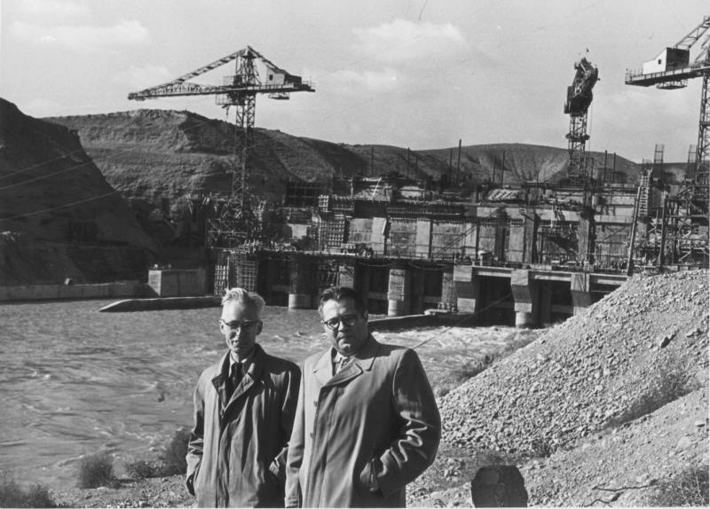 На строительстве ГЭС, 1960-е, Украинская ССР. Слева – фотограф Сергей Коршунов.