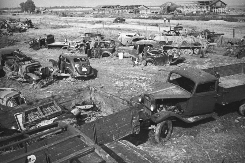 Разбитая вражеская техника (легковые и грузовые машины), 1941 - 1945