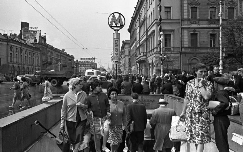 У выхода из подземного перехода, 1965 год, г. Ленинград. Станция метро «Невский проспект».