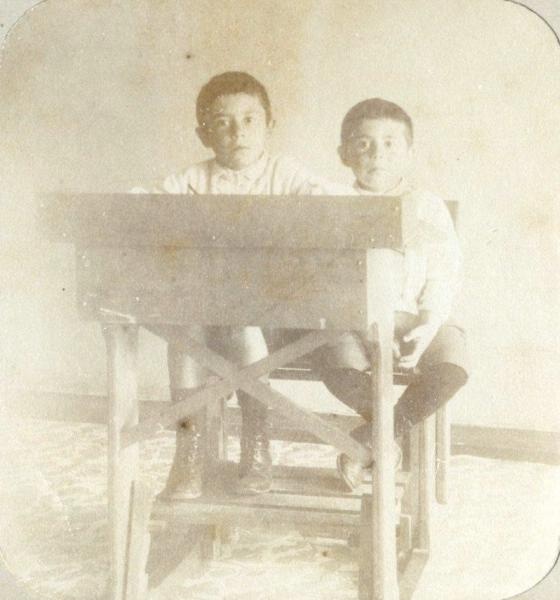 Два мальчика за партой, 1900-е