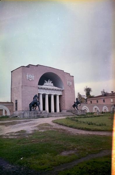 Музыкальный павильон в Кузьминках, 1955 - 1965, г. Москва. По краям музыкального павильона установлены скульптуры Петра Клодта «Укротители коней».