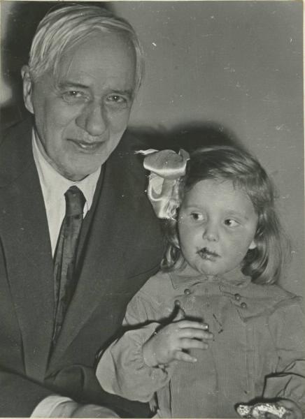 Писатель Корней Иванович Чуковский с девочкой, 1962 год