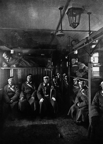 Солдаты в вагоне, оборудованном для перевозки войск, 1904 - 1905