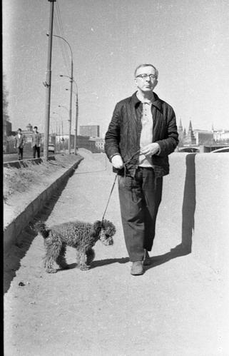 Виталий Яковлевич Виленкин со своей собакой Толиком, 1960-е, г. Москва