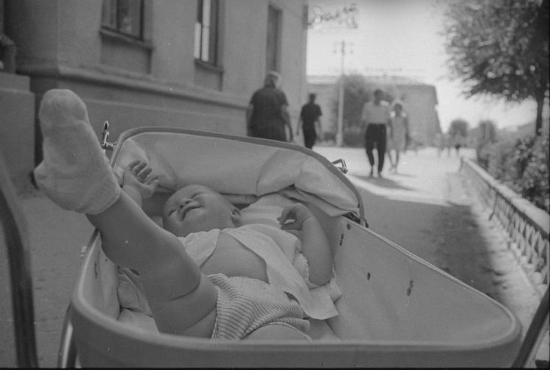 Малыш в коляске, 1967 год, Волгоградская обл., г. Волжский. Выставка «...только вряд найдете вы в России целой три пары стройных женских ног» с этой фотографией.